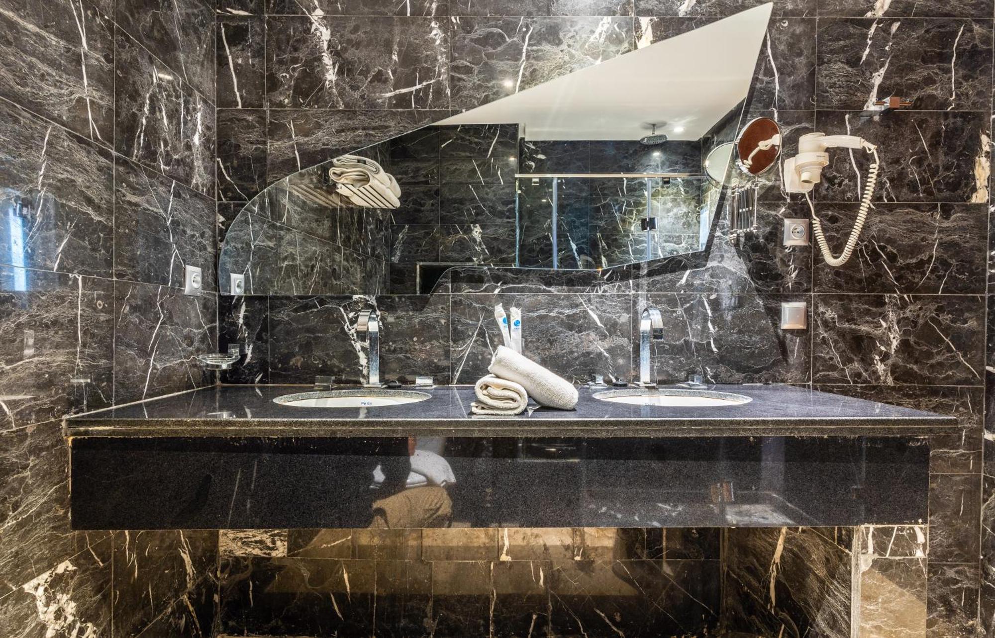One Hotel Casablanca Eksteriør bilde Bathroom in a hotel
